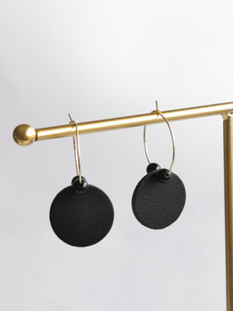 Rengaskorvakorut, musta-kulta, Elina