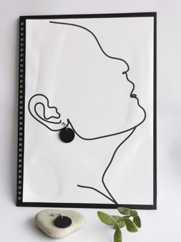 Roikkuva musta korvakoru, tappi, Elina