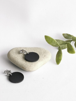 Klipsikiinnitteiset roikkuvat korvakorut, musta