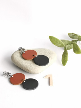 Klipsikiinnitteiset roikkuvat korvakorut, musta-konjakki