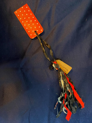 Kirjanmerkki, Punapilkullinen / musta