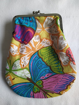 Iso kukkaro tuplalukolla, perhonen