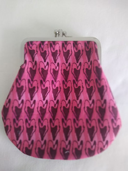 Iso kukkaro tuplalukolla, sydämet