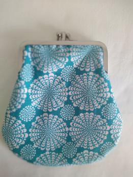 Iso kukkaro tuplalukolla, kukkaset