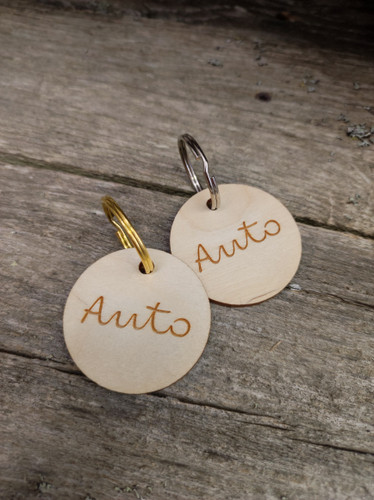 Avaimenperä tekstillä, Auto