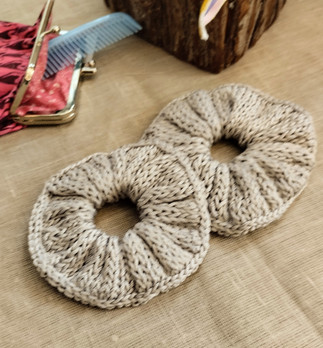 Neulottu Scrunchie kiiltävä harmaa