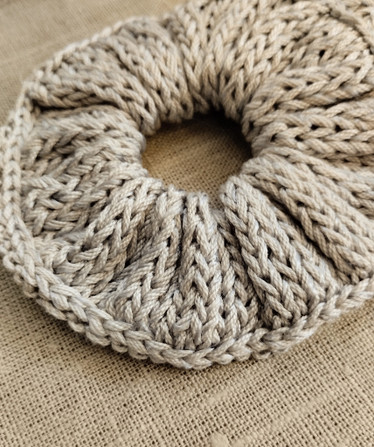 Neulottu Scrunchie kiiltävä harmaa