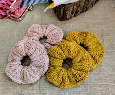 Neulottu Scrunchie, kierrätyspuuvilla