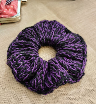 Neulottu Scrunchie, mustavioletti
