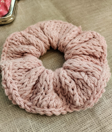 Neulottu Scrunchie, kierrätyspuuvilla