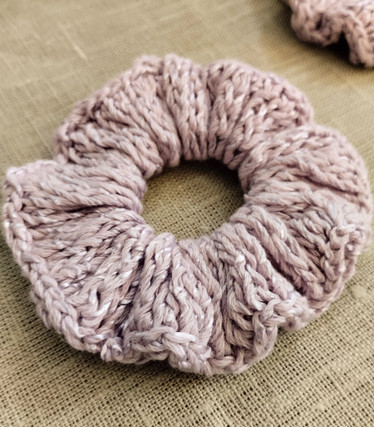 Neulottu Scrunchie lila