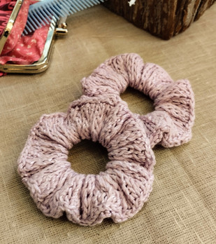 Neulottu Scrunchie lila