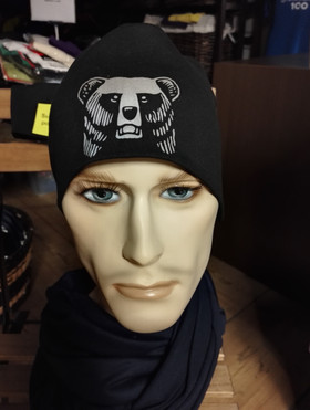 Heijastavalla karhukuvio mustassa pipossa