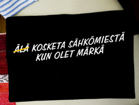 ÄLÄ KOSKETA SÄHKÖMIESTÄ -paita