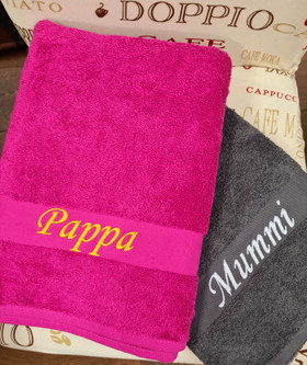 Nimikoitu kylpypyyhe 70x140