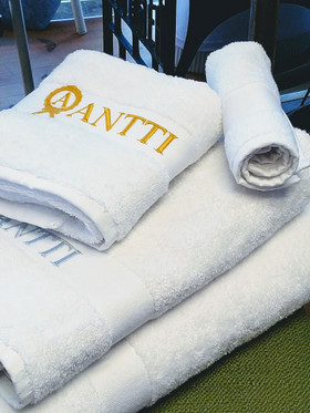 Reilun kokoinen (100x150) ja mukavan tuntuinen pyyhe nimikoinnilla. 