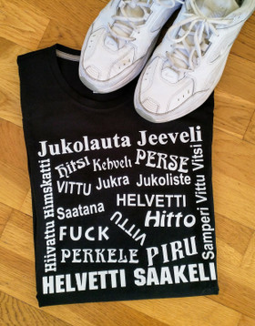 Kirosanoja paita ja pieni suomen kielen oppitunti.