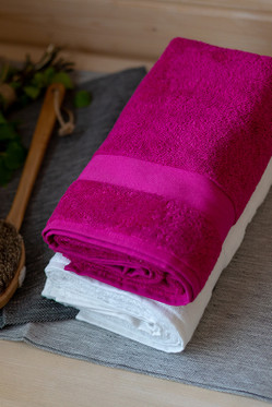 Nimikoitu kylpypyyhe – oma nimi ja alkukirjain kranssissa.