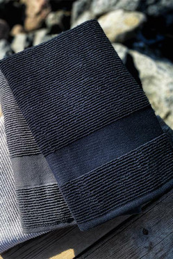 Kaarna-malliston kylpypyyhe nimikoituna