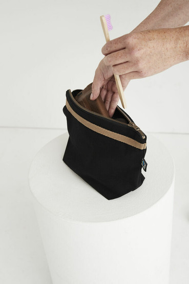 Cottoverin tarvike- ja meikkipussi omalla nimellä.