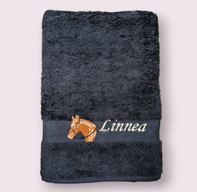 Laadukas kylpypyyhe haluamallasi nimellä ja hevosen kuvalla.