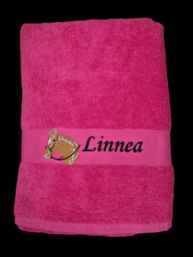 Laadukas kylpypyyhe haluamallasi nimellä ja hevosen kuvalla.