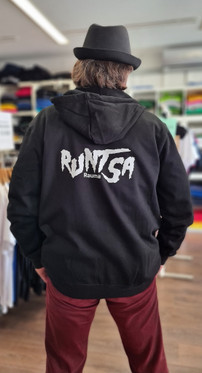 Huppari RUNTSA painatuksella. Tekstin värinä valkoinen tai pinkki.