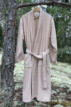 Kaarna kylpytakki. Hinta sisältää nimikoinnin rintaan.