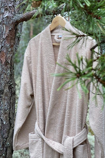 Kaarna kylpytakki. Hinta sisältää nimikoinnin rintaan.