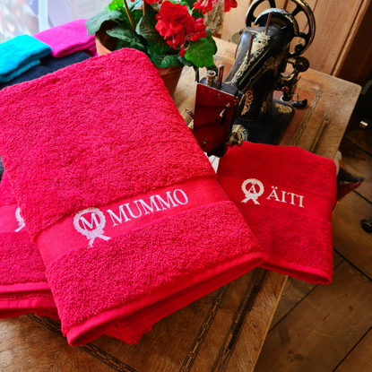 Nimikoitu kylpypyyhe – oma nimi ja alkukirjain kranssissa.