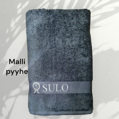 Reilun kokoinen (100x150) ja mukavan tuntuinen pyyhe nimikoinnilla.