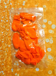 Oranssit sormikumit nystyröillä