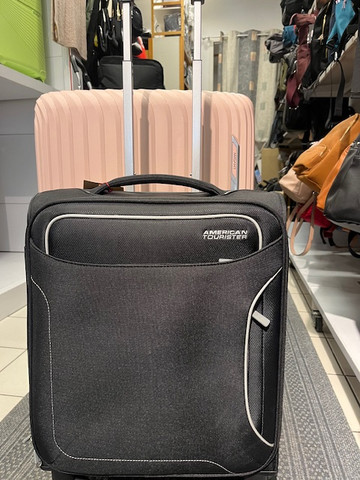 American Tourister Lentolaukku, musta