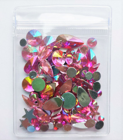 Erimuotoisia vaaleanpunaisia kimmeltäviä ihotimantteja