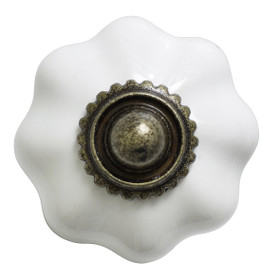 Kukka koristenuppi valkoinen