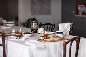 Raidallinen Hotel pöytäliina 150x250cm valkoinen/harmaa