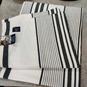 Raidallinen pöytäliina 150x250cm