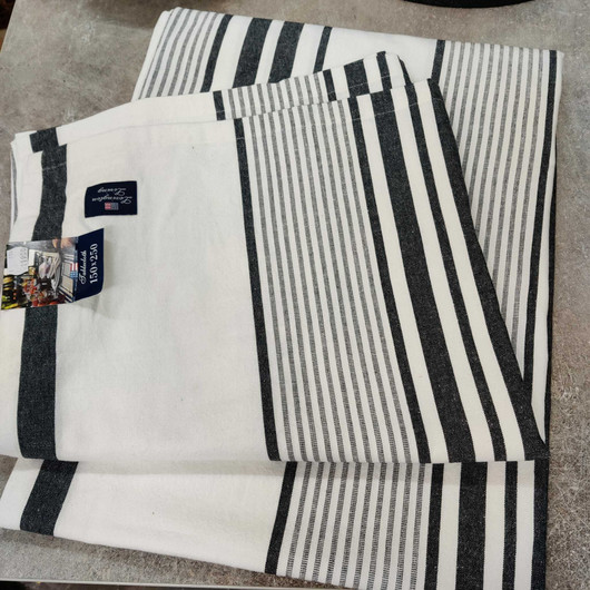 Raidallinen pöytäliina 150x250cm