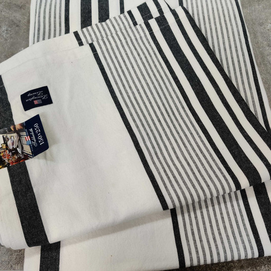 Raidallinen pöytäliina 150x250cm