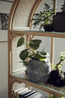 Bali rottinkinen kirjahylly lasihyllyillä Nordal 