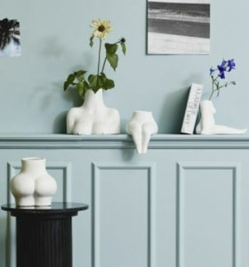 AVAJI istuva hahmovaasi valkoinen