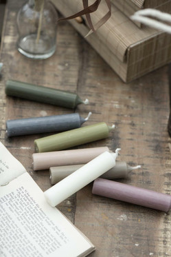 Lyhyt kruunukynttilä /kattauskynttilä metsänvihreä Ø:2.2 x 11 cm.