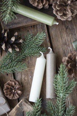 Lyhyt kruunukynttilä /kattauskynttilä valkoinen Ø:2.2 x 11 cm.