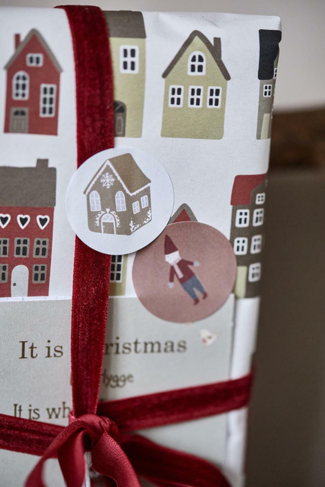 Jouluinen Tarra-arkki, jossa 24 tarraa.