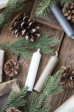 Lyhyt kruunukynttilä /kattauskynttilä pellava Ø:2.2 x 11 cm.