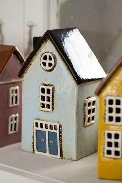 Talolyhty Nyhavn vaalea turkoosi, siniset pariovet ja musta katto