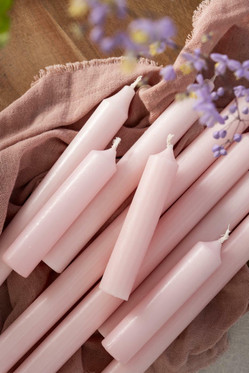 Lyhyt kruunukynttilä /kattauskynttilä vaaleanpunainen Ø:2.2 x 11 cm.