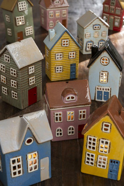 Talolyhty Thorshavn keltainen kaareva ja sininen ovi 