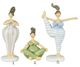 Naiset joogaamassa kolme erilaista hahmoa, vaatteissa raitoja ja palloja