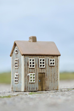 Talolyhty Visby harmaa ja ruskea ovi 